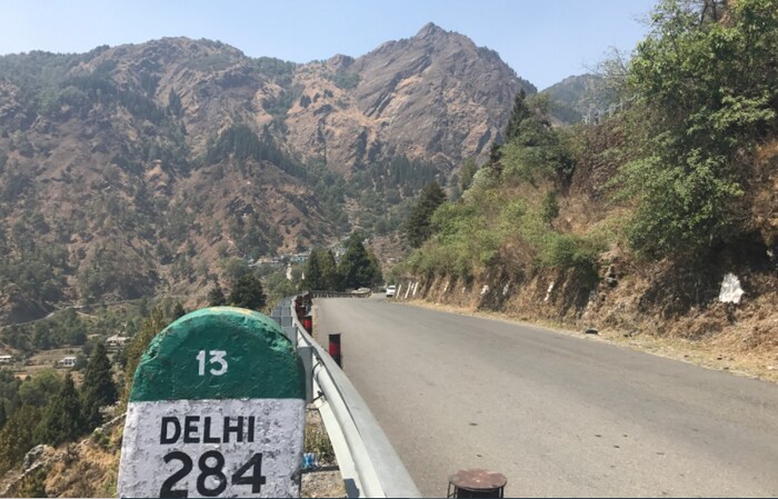 दुसरा रंग हिरवा असतो. तुम्हाला हे दगड रस्त्यात एका राज्यात राहताना दिसतील. हा रस्ता राज्य सरकारद्वारे तयार केला जातो. त्याला स्टेट हायवे म्हणतात. या रस्त्याच्या बांधकामापासून ते देखभालीपर्यंतचे काम राज्य सरकार करते. हे रस्ते एकाच राज्यातील अनेक शहरांना जोडतात. भारतातील राज्य महामार्गांची एकूण लांबी 1,86,908 आहे. राष्ट्रीय महामार्गाप्रमाणे हा नंबरही बदलत राहतो.