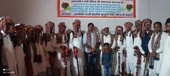 लग्न समारंभ म्हटलं की अनेकदा तो भव्य करण्यासाठी मोठा खर्च केला जातो. पण बाडमेर इथं एका कुटुंबाने २१ जोडप्यांचा एकाच वेळी विवाह केला.