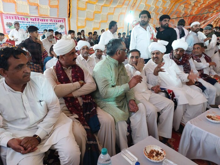 बाडमेर जिल्ह्यातल्या देरासर इथं हाजी शौबत अलीसर कुटुंबाने अनावश्यक खर्च टाळण्यासाठी कुटुंबातील लग्नाच्या वयाच्या तरुण तरुणींचे एकत्रच लग्न लावून देत अनोखा आदर्श समाजापुढे ठेवला आहे.