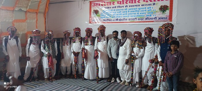 एकाच मंडपात २१ नवरदेव आणि २१ वधुंचा विवाह सोहळा झाला. जिलानी जमातच्या सदर हाजी इदरीश यांनी एक नवं पाऊल टाकत कुटुंबातील लोकांना विनंती केली की आपल्याला अनावश्यक खर्च थांबवला पाहिजे. यातून जे पैसे वाचतील त्यातून समाजाच्या शिक्षणावर खर्च करावा असा प्रस्ताव त्यांनी मांडला.