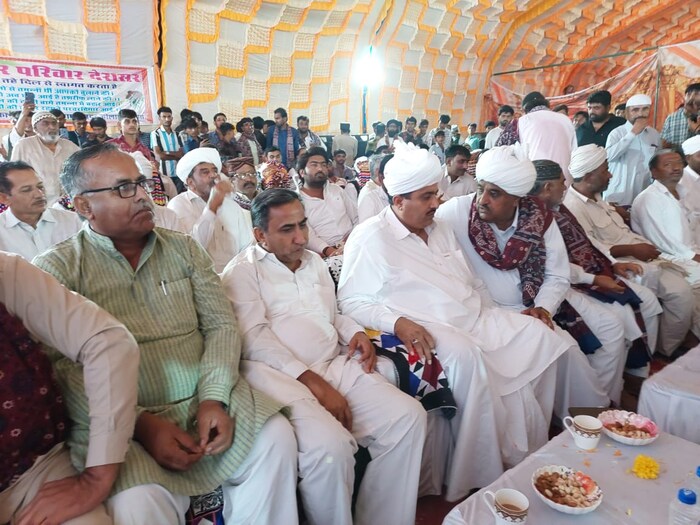 एकाच कुटुंबातील २१ जणांचे लग्न एका वेळी करून वेळेची आणि खर्चाची बचत करण्याचा संदेश त्यांनी दिला. या समारंबात मुस्लीम धर्मगुरू पीर सय्यद नुरुल्ला बुखारी, अल्पसंख्यांक मंत्री सालेह मोहम्मद हेसुद्धा सहभागी झाले होते.