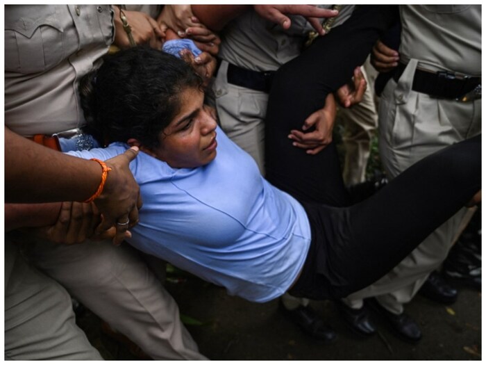 नवीन संसदेच्या दिशेने कूच करण्याचा प्रयत्न करताना अटक करण्यात आलेली महिला कुस्तीपटू साक्षी मलिक हिने सांगितले की, आम्ही शांततेने मार्च करत होतो. मात्र, त्यांनी जबरदस्तीने आम्हाला ओढून नेले आणि ताब्यात घेतले. (एएफपी)