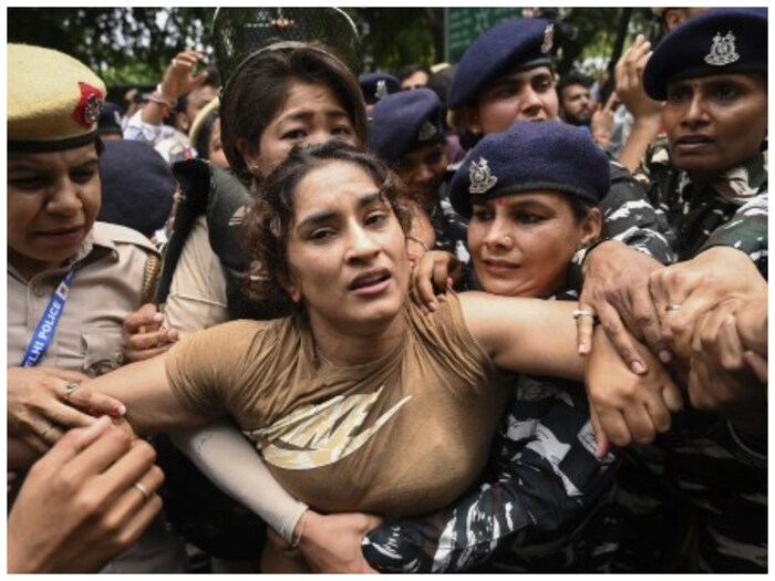 बजरंग पुनिया यांनी ताब्यात घेतलेल्या त्यांच्या लोकांना सोडण्याचे आवाहन प्रशासनाला केले आहे. याशिवाय त्यांनी सरकारवरही हल्लाबोल केला आहे. म्हणाले की, ते आज संसदेच्या नवीन इमारतीचे उद्घाटन करत आहे, पण ते देशातील लोकशाहीची हत्या करत आहेत. (एएफपी)