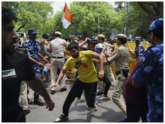 महिला महापंचायतीसाठी जंतरमंतर ते नवीन संसदेपर्यंत मोर्चा काढणाऱ्या अनेक कुस्तीपटूंना दिल्ली पोलिसांनी ताब्यात घेतले आहे. पोलिसांनी आंदोलकांना बसेसमध्ये भरून वेगवेगळ्या ठिकाणी नेले आहे. (एएफपी)