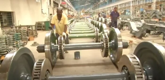 ट्रेनचा कोच बनवण्यासाठी खूप खर्च येतो. त्यात स्टीलचा वापर मोठ्या प्रमाणात केला जातो. फायनान्शिअल एक्सप्रेसच्या रिपोर्टनुसार, एसी कोच बनवण्यासाठी 2.8 ते 3 कोटी रुपये, स्लीपर कोच 1.25  कोटी आणि जनरल कोचसाठी 1 कोटी रुपये खर्च येतो.