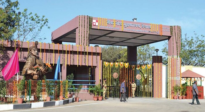 देशात 4 ठिकाणी नोटा छापल्या जातात. देवास, नाशिक, सालबोनी आणि म्हैसूर येथे नोट प्रेस आहेत. म्हैसूरमध्येच एक हजाराच्या नोटा छापल्या जात होत्या पण 2016 मध्ये त्या बंद करण्यात आल्या. RBI 10 रुपयांपासून 500 रुपयांपर्यंतच्या नोटा छापते. आरबीआयने 5 रुपयांच्या नोटांची छपाई थांबवली असली तरी त्या अवैध नाहीत. नाणी छापण्याचे वेगळे कारखाने आहेत. हे मुंबई, नोएडा, हैदराबाद आणि कोलकाता येथे आहेत.