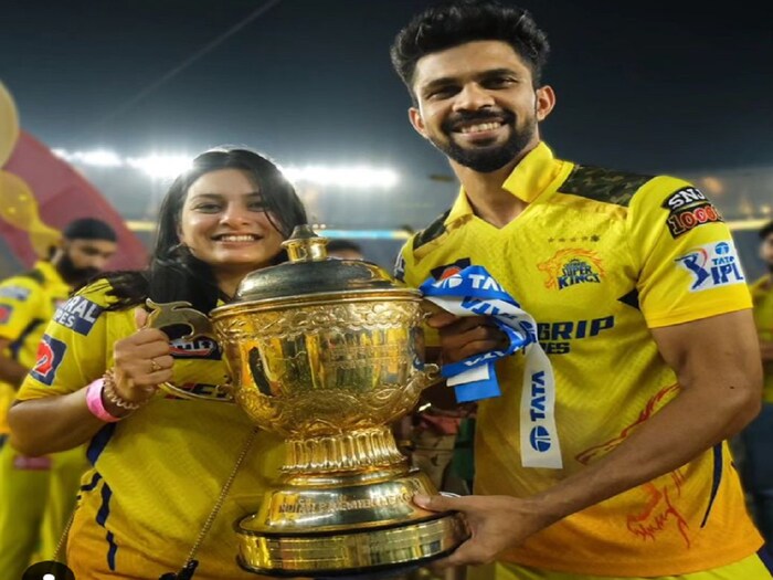 ऋतुराजने आतापर्यंत उत्कर्षाबाबत काही सांगितले नाही. मात्र चेन्नई सुपर किंग्जने विजेतेपद पटकावल्यानंतर सोशल मीडियावरून पहिल्यांदा त्याने उत्कर्षासोबतचा फोटो शेअर केला आहे. यानंतर ऋतुराजला लग्नासाठी चाहत्यांनी शुभेच्छा दिल्या आहेत.