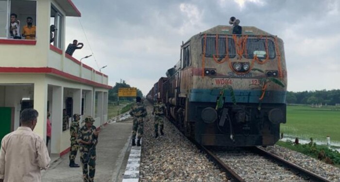 हल्दीबारी - हे पश्चिम बंगालमधील न्यू जलपाई गुडी रेल्वे स्थानकापासून वेगळे स्टेशन आहे. हे बांगलादेशपासून फक्त 4.5 किलोमीटर अंतरावर आहे. हे स्टेशन एक ट्रांझिट पॉइंट आहे. येथून तुम्ही बांगलादेशला सहज जाऊ शकता.
