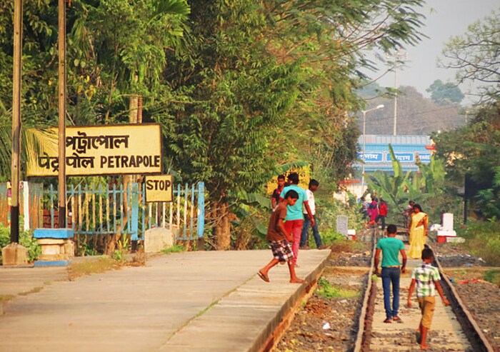 पेट्रापोल- पेट्रापोल स्टेशनवरूनही तुम्ही बांगलादेशला जाऊ शकता. हे स्टेशन प्रामुख्याने दोन देशांमधील आयात-निर्यातीसाठी वापरले जाते.
