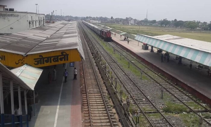 जोगबनी - हा बिहारमधील जिल्हा आहे. हे स्टेशन नेपाळपासून इतके जवळ आहे की तिथे जाण्यासाठी तुम्हाला ट्रेन पकडण्याचीही गरज नाही. भारतातून नेपाळला पायी जाता येते.