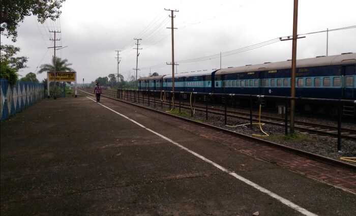 राधिकापूर- हे स्टेशन मालवाहतुकीसाठी वापरले जाते. हे झिरो पॉइंट रेल्वे स्टेशन म्हणूनही ओळखले जाते. हे स्टेशन पश्चिम बंगालमध्ये देखील आहे, येथून ट्रेन बांगलादेशला निघते.