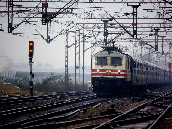 ट्रेनची चाके दोन प्रकारे बदलली जातात. पहिले अनकपलिंग करुन आणि दुसरे बोगी ड्रॉप टेबलच्या साहाय्याने व्हील चेंज केले जातात. दोन्ही प्रक्रियांना वेळ लागतो.