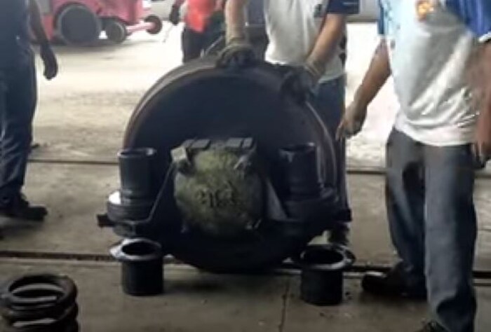 ट्रेनचे चाक बदलण्यासाठी, या संपूर्ण प्रक्रियेत एक मोठी टीम काम करते, ज्यामध्ये 20 हून अधिक मेकॅनिक आणि इतर कर्मचारी असतात.