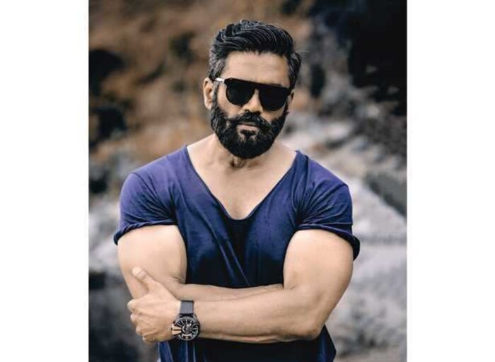 आजवर अनेक अभिनेत्यांचं नाव अंडरवर्ल्डशी जोडलं गेलं. काही त्यात अडकले तर काही लवकरच त्यातून बाहेर पडले. 