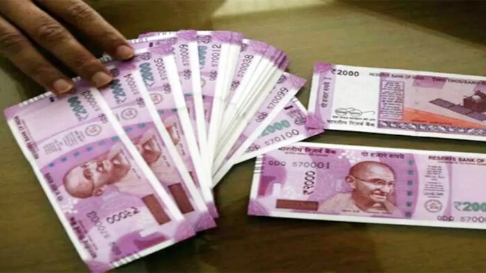  एकावेळी नागरिकांना 20 हजार रुपयांपर्यंतच्याच 2 हजार रुपयांच्या नोटा बदलून मिळणार आहेत. तसंच बँकांनी आतापासूनच 2 हजार रुपयांच्या नोटा देणं बंद करावं, असे आदेशही आरबीआयने केले आहेत.