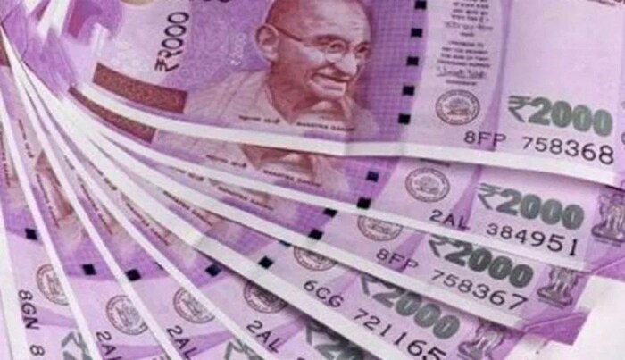 2016 साली देशभरात नोटबंदी झाल्यानंतर 500 आणि एक हजारच्या नोटा चलनातून रद्द करण्यात आल्या. या नोटाबंदीमुळे तूट भरून काढण्यासाठी आरबीआयने 2 हजार रुपयांच्या नोटांच्या छपाईला सुरूवात केली. 