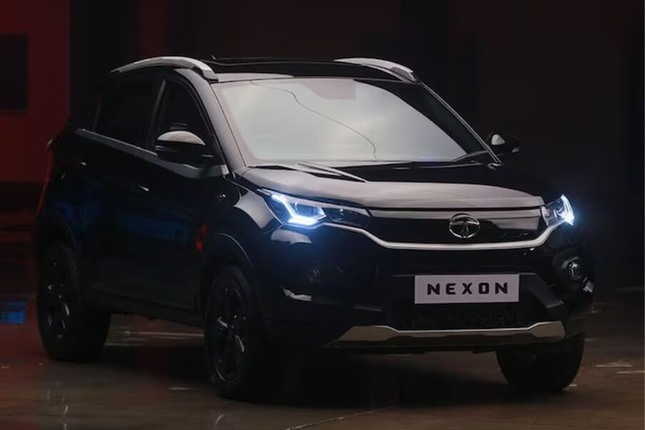 Nexonला 7-इंचाची टचस्क्रीन इन्फोटेनमेंट सिस्टीम, व्हॉईस कमांडसह डिजिटल इन्स्ट्रुमेंट क्लस्टर, कूल केलेला ग्लोव्हबॉक्स, रीअर व्हेंट्ससह ऑटो एसी, क्रूझ कंट्रोल आणि रेन सेन्सिंग वायपर्स देखील मिळतात. टॉप-एंड व्हेरियंटमध्ये व्हेंटिलेटेड फ्रंट सीट्स, ऑटो-डिमिंग IRVM, 8-स्पीकर साउंड सिस्टीम इत्यादी फीचर्स देखील मिळतात. टाटा मोटर्स