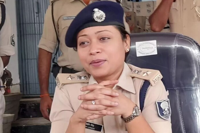 आयपीएस लिपी सिंग हे बिहार केडरचे आयपीएस अधिकारी आहेत. बाहुबली अनंत सिंगला अटक करताना त्याचे नाव चर्चेत आले होते, ज्यांच्या आवाक्यात प्रत्येकाच्या आवाक्यात नव्हते. या गुंडगिरीनंतर तिला बढती मिळाली आणि ती मुंगेरची एसपी झाली.