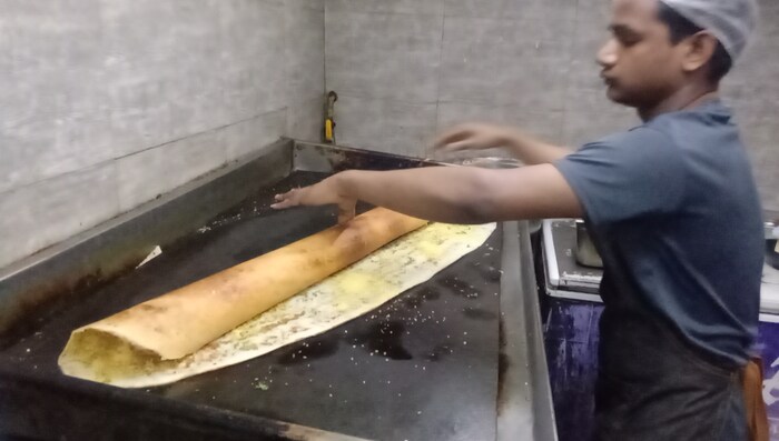 हा डोसा बनवण्यासाठी आम्ही त्याचा विशिष्ट तवा वापरतो. या डोसामध्ये आम्ही स्पेशल पोडी मसाला आणि ग्राहकांना हवे तसे बटर, तेल, तूप वापरतो. आमची स्पेशल ओली खोबऱ्याची चटणी सांबर हे देखील आम्ही स्पेशल बनवतो, असं सा डोसा कॅफे मालक शुभम संगनवार यांनी सांगितलं.