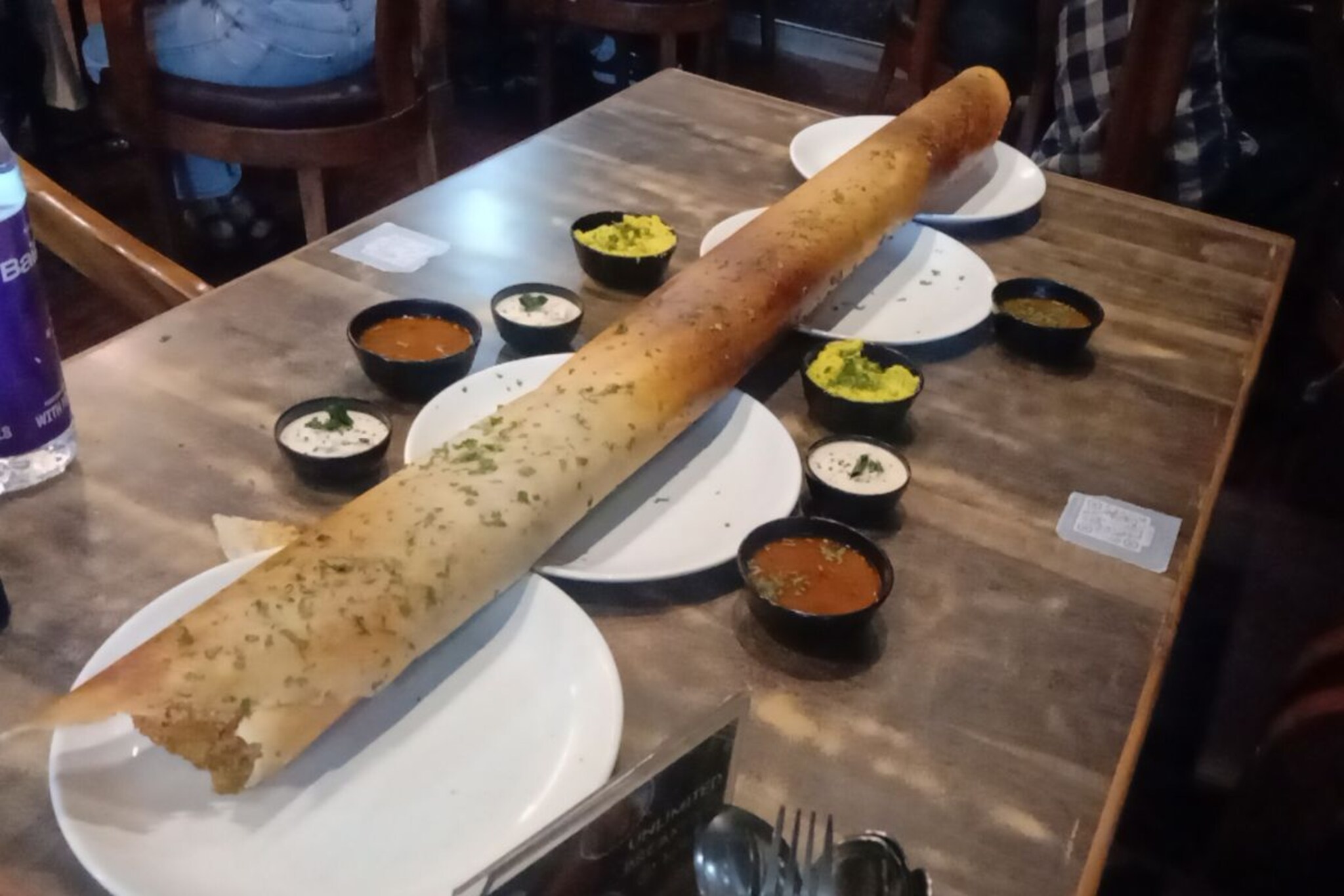 तुम्ही कधी पाहिला नसेल एवढा मोठा डोसा, खाण्यासाठी लागतात 4 माणसं, PHOTOS