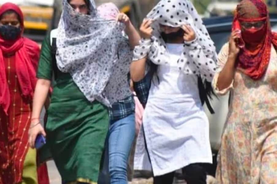 उष्माघातापासून बचाव करण्यासाठी शरीरातील पाण्याची पातळी राखून ठेवणं, उन्हापासून स्वत:चा बचाव करणं या आणि इतर अनेक बाबतीत नागरिकांना प्रशासनाकडून सूचित केलं जात आहे.