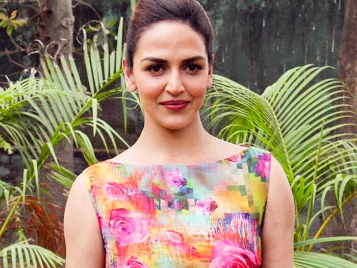 ईशा देओलने 'बॉलिवूड बबल'ला दिलेल्या मुलाखतीत सांगितलं की, 'बिकिनी सीन शूट करण्यापूर्वी मी खूप घाबरले  होते.'