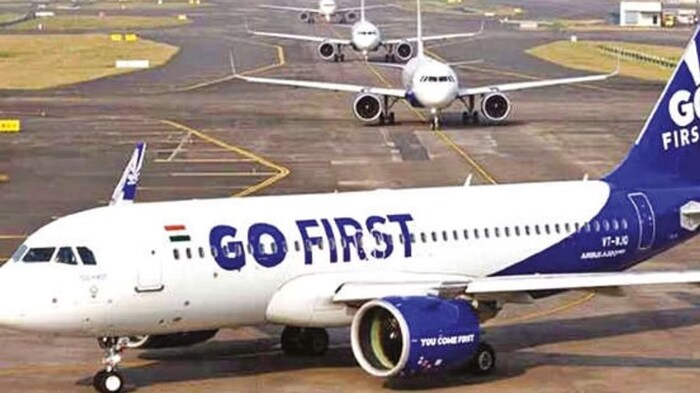 C Go First: गो फर्स्ट कंपनीने अचानक दिल्लीहून निघारीरद्द केली आहे. त्यामुळे प्रवाशांचे खूप हाल झाले. हा मेसेज प्रवाशांपर्यंत पोहोचण्यासाठी उशीर झाला. त्यामुळे अनेक प्रवासी विमानतळावर विमानाची वाट पाहात होते. या सगळ्या नागरिकांचा संतापही झाला.