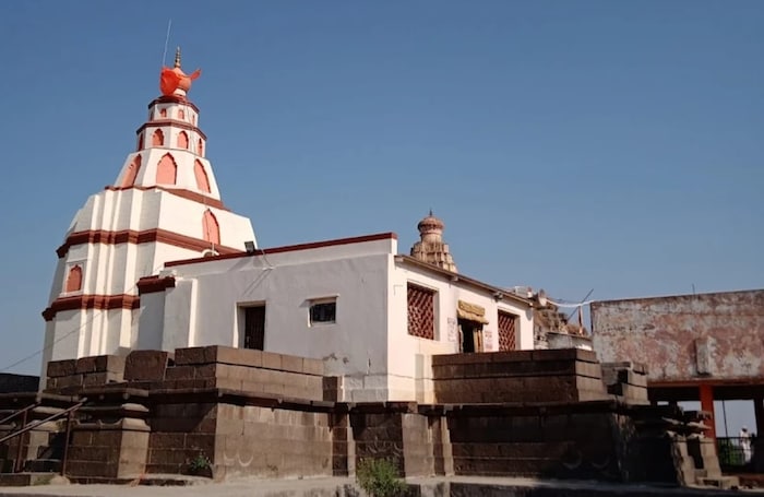 देशातील एकमेव असलेल्या या मंदिरात अधिक मासानिमित्त एक महिना यात्रा भरत असते. यावेळी देशभरातून लाखो भाविक दर्शनासाठी येत असतात.