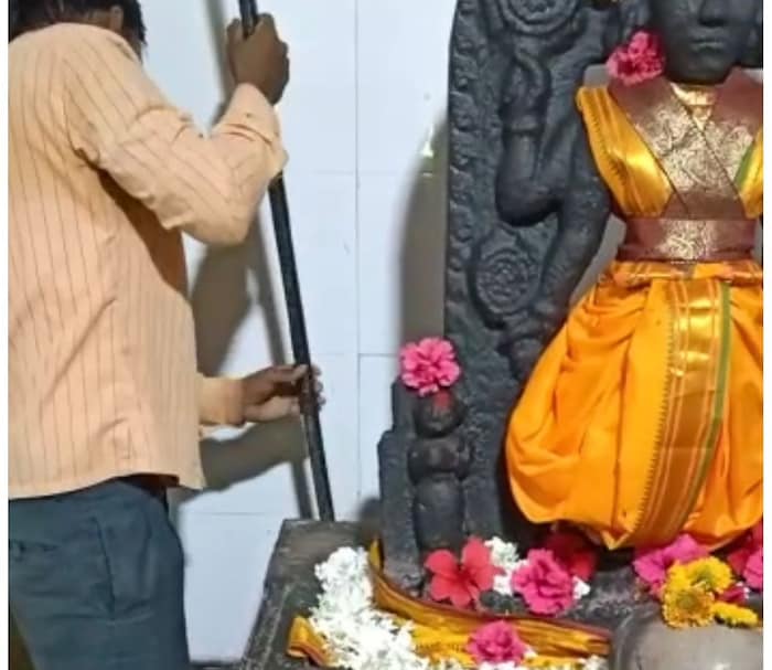  जुलै महिन्यात अधिक मास सुरू होणार आहे. त्यामुळे भाविकांना दर्शनासाठी भगवान पुरुषोत्तमाची मूर्ती जुन्या मंदिरात हलविण्यात आली आहे.