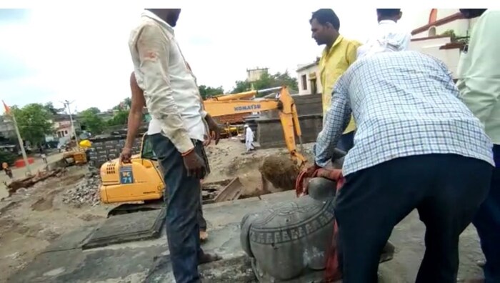 सातशे वर्षांपूर्वी राजा रामदेवराव यांनी पुरुषोत्तमाचे मंदिर बांधले होते. आता या पुरातन मंदिराची पडझड होत असल्याने जीर्णोद्धाराचे काम हाती घेण्यात आले आहे.