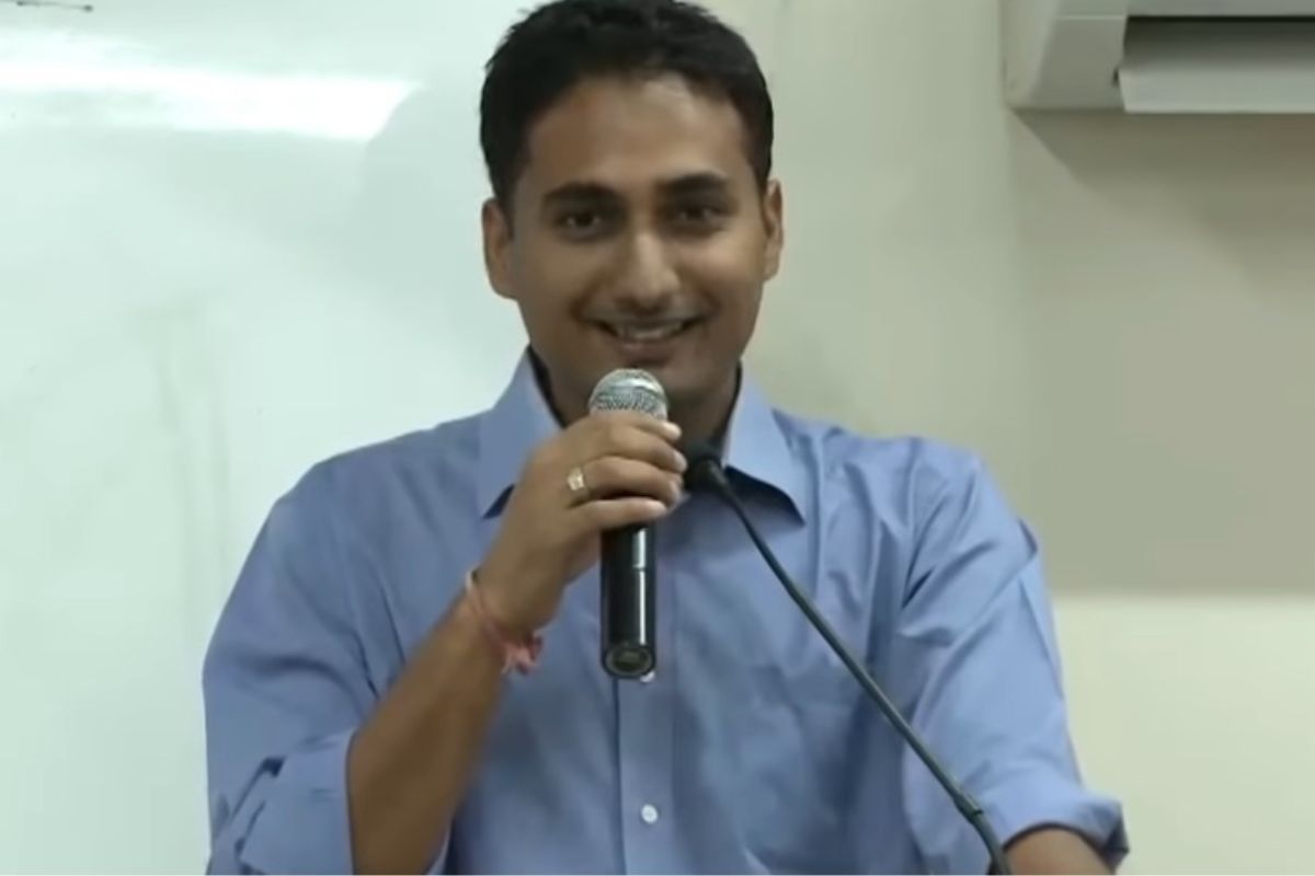 JEE आणि CAT केली क्लिअर, UPSC मध्ये पहिली रँक; 1.25 कोटींचा पगार सोडून झाले IAS