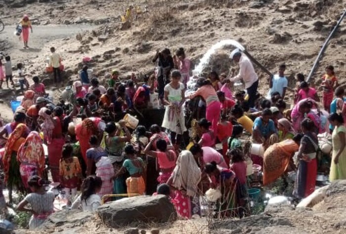 ठाण्यातील शहापूर तालुक्यातल्या फुगाळे गावातील काही फोटो आणि व्हिडीओ सोशल मीडियाव व्हायरल होत आहेत. यात गावातील लोकांची विहिरीच्या काठावर पाण्यासाठी झुंबड उडाल्याचं दिसतं. 
