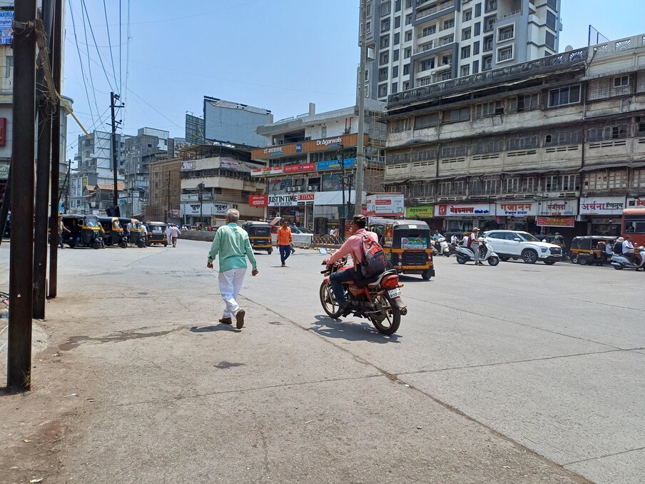 तापमान अधिक असल्याने काळजी घेण्याचे आवाहन हवामान विभागाने केले आहे.