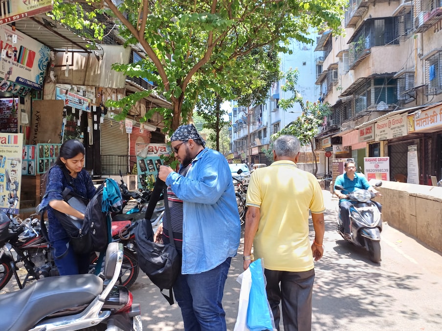 घराबाहेर पडताना सर्वांनी काळजी घ्यावी असे निर्देश हवामान खात्याने दिले आहेत. 