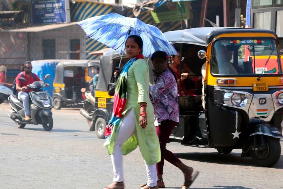 कल्याण-डोंबिवलीकरांना वाढत्या उष्णतेमुळे दुपारी छत्री घेऊनच घराबाहेर पडावं लागत आहे. 