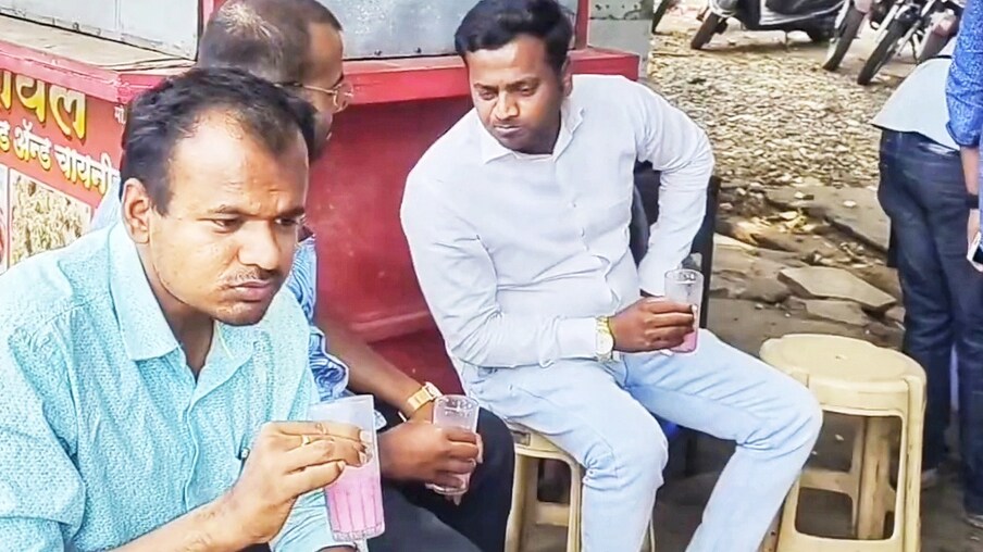  कोल्हापुरातील नागरिक देखील या उष्म्यामुळे हैराण झाले असून थंड पेयांच्या गाड्यांचा आधार त्यांना घ्यावा लागत आहे.