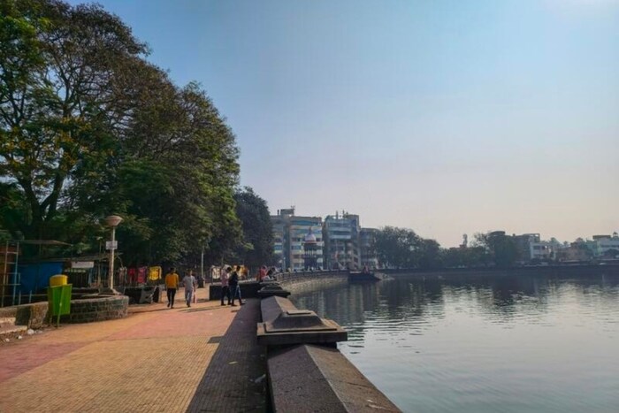   आज 18 जून रोजी दिवसभर हलक्या पावसासह सर्वसाधारणपणे ढगाळ आकाश राहण्याची शक्यता वर्तवण्यात आली आहे. कोल्हापुरात काल 17 जून रोजी कमाल तापमान 32 अंश सेल्सिअस तर किमान तापमान 24 अंश सेल्सिअस इतके नोंदवले गेले आहे. तर आज 18 जून रोजी कमाल तापमान 33 अंश सेल्सिअस आणि किमान तापमान 24 अंश सेल्सिअस राहण्याची शक्यता हवामान विभागाकडून वर्तविण्यात आली आहे.