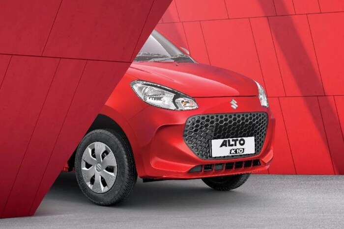 Maruti Alto K 10 : ही देशातली सर्वांत स्वस्त हॅचबॅक कार आहे. या कारमध्ये कंपनीने एक लिटर क्षमतेचं K10c ड्युअलजेट इंजिन, व्हीव्हीटी इंजिन वापरलं आहे. या कारमध्ये कंपनीने 7 इंच टचस्क्रीन इन्फोन्टेनमेंट सिस्टीम दिली आहे. ती अँड्रॉइड ऑटो व अ‍ॅपल कार प्लेला सपोर्ट करते.