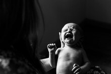 लेकीने रडणाऱ्या बाळाला शांत केलं अन् आजी-आजोबांना झाली अटक; नेमकं प्रकरण काय?
