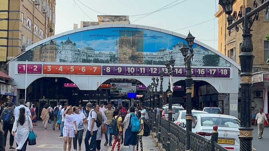 गेल्या काही दिवसांपासून मुंबईकर वाढत्या तापमानामुळे हैराण आहेत. वाढत्या तापमानापासून मुंबईकरांची आजही सुटका होणार नाही.