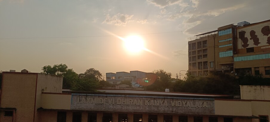 नागपुरात काल 20 मे रोजी कमाल तापमान 42.8 अंश सेल्सिअस होते तर किमान तापमान 24.9 अंश सेल्सिअसची नोंद झाली. 