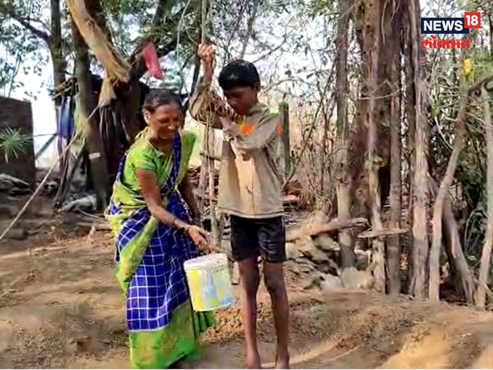 आईची पाण्यासाठी होणारी धगधग पाहून प्रणयने 18 फुटांचा खोल खड्डा खोदत आपल्या आईचा त्रास कमी केला. 