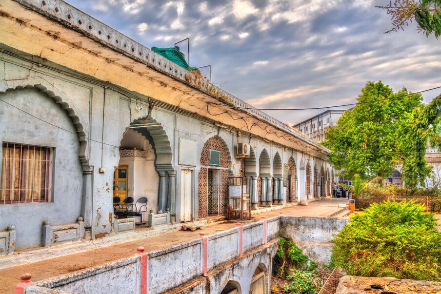 काही दिवसांपूर्वी शहराच्या नामांतरावरुन वाद निर्माण झाला होता. नामांतराला समर्थन आणि विरोध करणाऱ्यांनी शहरात मोर्चे काढले होते.