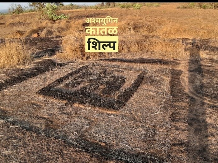 राज ठाकरे म्हणाले, युनेस्को जगभरातील अनेक हेरिटेज वास्तूंच जतन करते. आता आपल्याकडे कातळशिल्प सापडली आहेत. त्यामुळे अशा हेरिटेज वास्तूच्या आसपास कोणताही मोठा प्रकल्प किंवा युनेस्कोच्या परवानगीशिवाय मोठं बांधकाम करता येत नाही. कातळशिल्पांच्या आसपास 3 किलोमीटरपर्यंत कुठलाही विकास प्रकल्प करता येणार नाही. बारसूच्या रिफायनरी साईटच्या परिसरांत कातळशिल्प आहेत, म्हणजे इथे रिफायनरी होऊच शकत नाही. राज ठाकरे म्हणाले, युनेस्को जगभरातील अनेक हेरिटेज वास्तूंच जतन करते. आता आपल्याकडे कातळशिल्प सापडली आहेत. त्यामुळे अशा हेरिटेज वास्तूच्या आसपास कोणताही मोठा प्रकल्प किंवा युनेस्कोच्या परवानगीशिवाय मोठं बांधकाम करता येत नाही. कातळशिल्पांच्या आसपास 3 किलोमीटरपर्यंत कुठलाही विकास प्रकल्प करता येणार नाही. बारसूच्या रिफायनरी साईटच्या परिसरांत कातळशिल्प आहेत, म्हणजे इथे रिफायनरी होऊच शकत नाही.