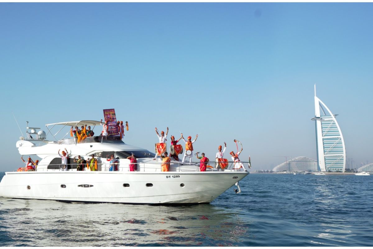 महाराष्ट्र दिनी समुद्रात ढोल ताशांचं वादन