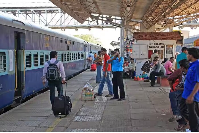 नवी दिल्ली, 5 मे: भारतीय रेल्वेचे स्वतःचे अनेक वेगवेगळे नियम आहेत. यापैकी एक नियम ट्रेन आणि प्लॅटफॉर्मवर विकल्या जाणार्‍या वस्तूंवर आणि त्यांच्या दरांवरही लागू होतो. आज भारतात एमआरपीपेक्षा जास्त किंमतीला म्हणजेच कमाल किरकोळ किमतीत वस्तू विकणे हा कायदेशीर गुन्हा आहे. तसेच रेल्वे स्टेशन किंवा ट्रेनमध्ये एमआरपीपेक्षा जास्त किमतीत वस्तू विकणे हा गुन्हा मानला जातो. मात्र असं असुन देखील रेल्वे स्थानकाच्या प्लॅटफॉर्मवर असलेले फूड स्टॉलचालक एमआरपीपेक्षा जादा दराने वस्तू विकत असल्याचे अनेकदा दिसून आले आहे.
