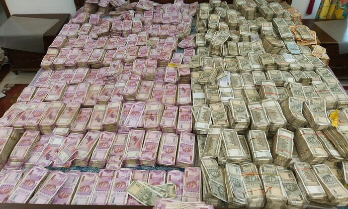 मिळालेल्या माहितीनुसार राजेंद्रकुमार गुप्ता यांच्या घरी ही रक्कम सापडली आहे. 