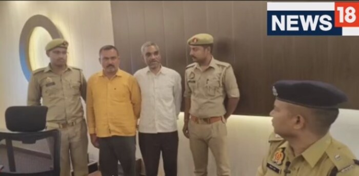 त्याची गळा दाबून हत्या करण्यात आली होती, अशी माहिती समोर आली आहे. या खून प्रकरणाचा खुलासा करण्यासाठी पोलिसांची दोन पथके तपास करत होती. तपासाअंती पोलिसांनी ऑटोचालकाचे काका दीनदयाल गुप्ता यांना मुरारपूर येथून आणि प्रवीण राय उर्फ ​​डिंपल याला अटक केली.