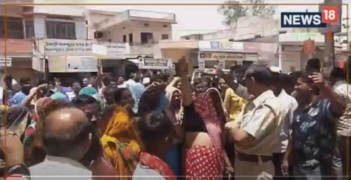 विद्यार्थिनीवर खूप दबाव होता आणि शाळेतील गणिताच्या शिक्षकाने तिचा छळ केल्याचा आरोप कुटुंबीयांनी केला आहे. यानंतर नातेवाइकांनी शाळा प्रशासन आणि गणित शिक्षकावर आत्महत्येस प्रवृत्त केल्याप्रकरणी गुन्हाही दाखल केला आहे.