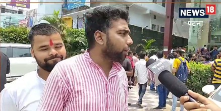 पाटणा येथील रहिवासी असलेल्या पवन वर्मा यांच्या आईची प्रकृती बऱ्याच दिवसांपासून अस्वस्थ होती. डॉक्टरांकडे वारंवार दाखवूनही त्यांच्या तब्येतीत सुधारणा होत नव्हती. यानंतर मित्रासोबत बागेश्वर धामला गेल्यावर बाबांनी त्यांना बोलावून सांगितले की, तुमच्या आईची तब्येत खूप खराब आहे, माझ्याकडे या.